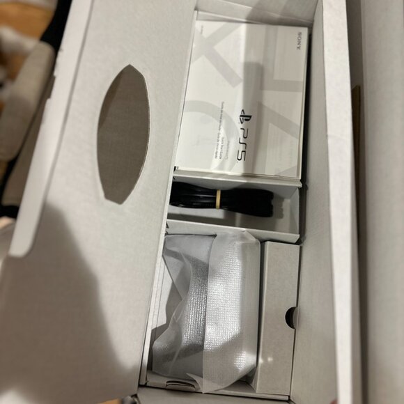 🎮 Sony PlayStation 5 Digital Edition Console – White | 825GB SSD | Model 300663 - Picture 4 of 5